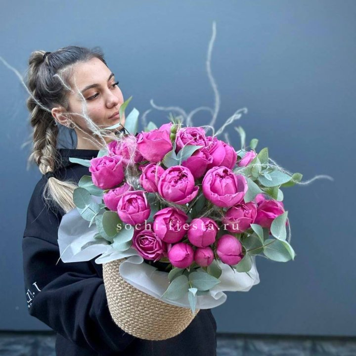 Пионовидные розы  в джутовом кашпо  в Махачкале