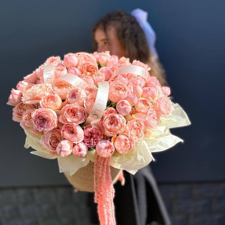 Кустовые розы Джульетта в джутовом кашпо в Махачкале