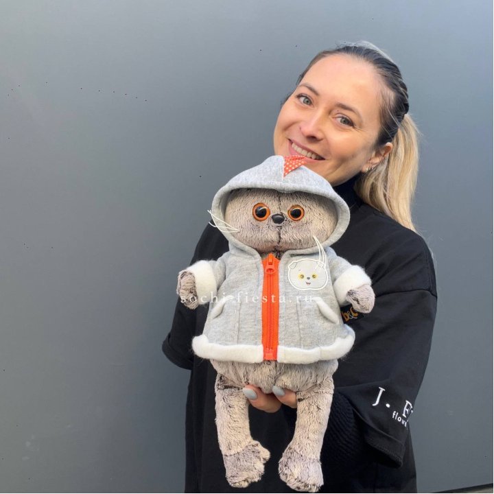 Кот Басик в толстовке в Махачкале