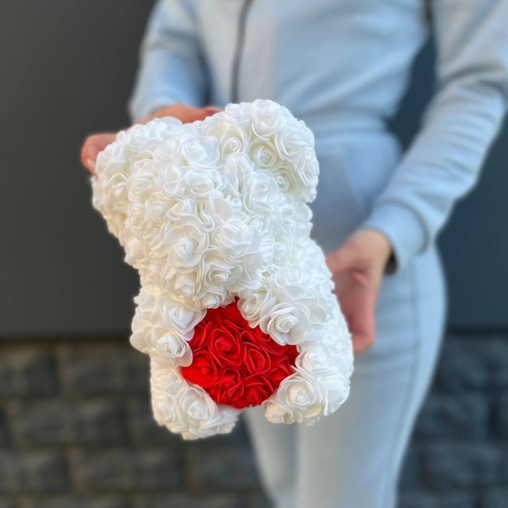 Медведь с красным седцем в Махачкале