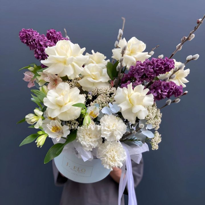 Цветочный бокс Французских роз и Сирени в Махачкале