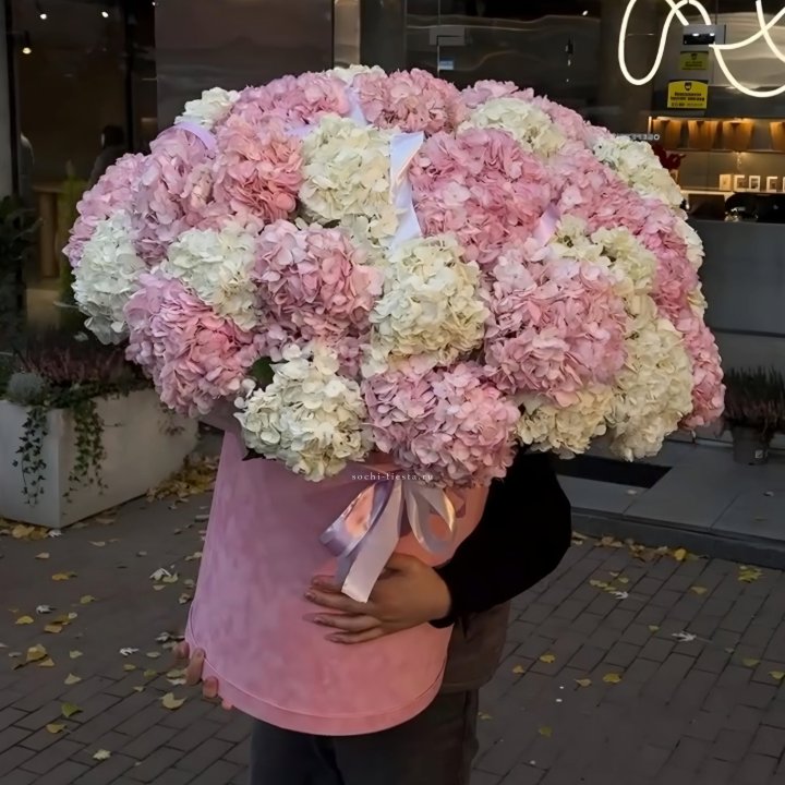 Дизайнерский цилиндр с гортензиями  в Махачкале