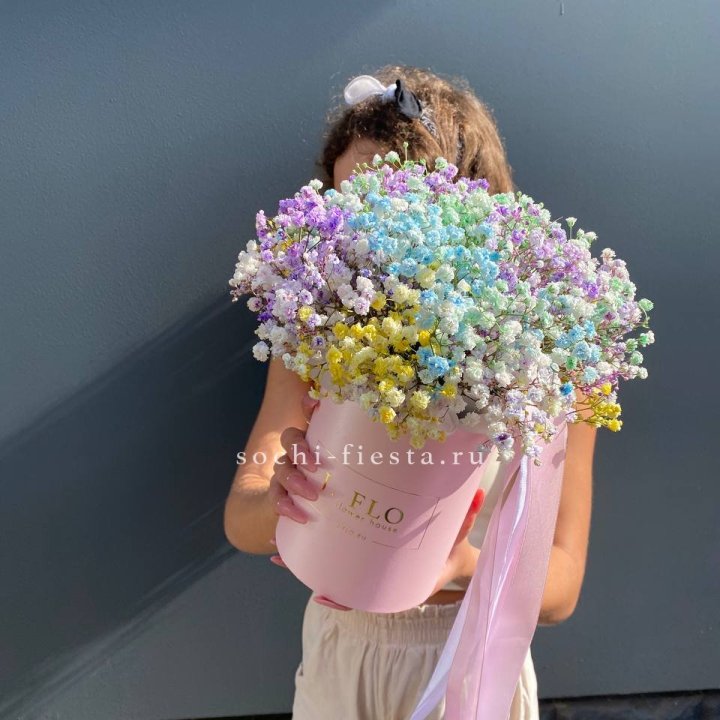 Радужные гипсофилы в шляпной коробке в Махачкале