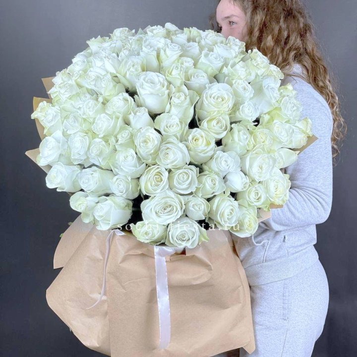 101 белая высокая импортная роза в Махачкале