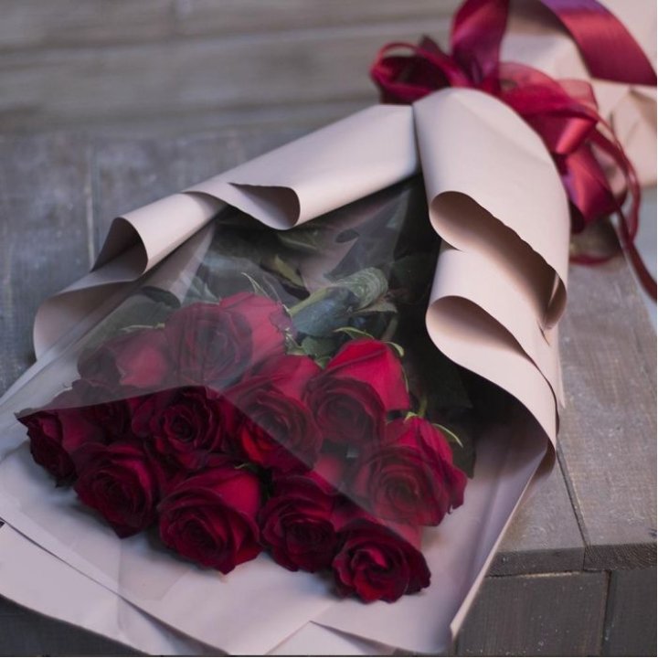 11 голландских роз в оформлении в Махачкале