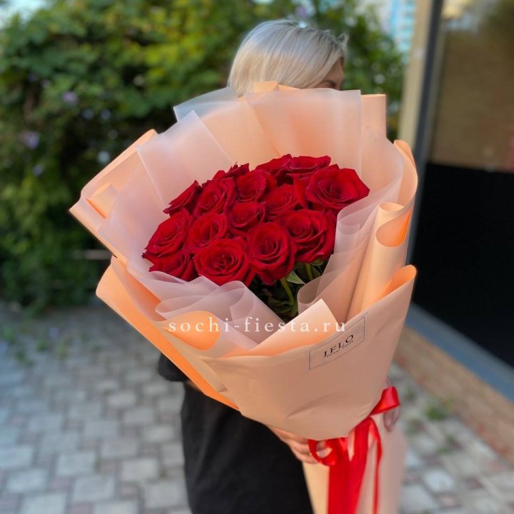 15 голландских роз в оформлении в Махачкале