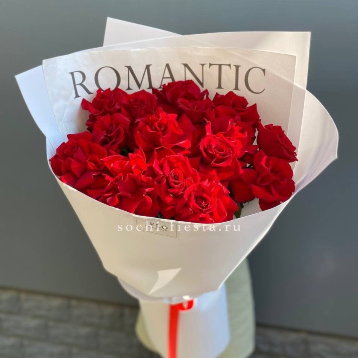 19 высоких роз в оформлении в Махачкале