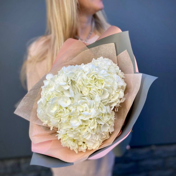 Букет из трёх белых гортензий в Махачкале