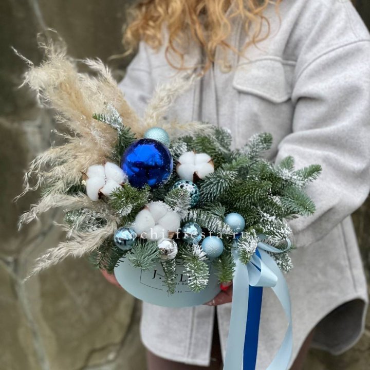 Новогодняя композиция в коробке блю в Махачкале