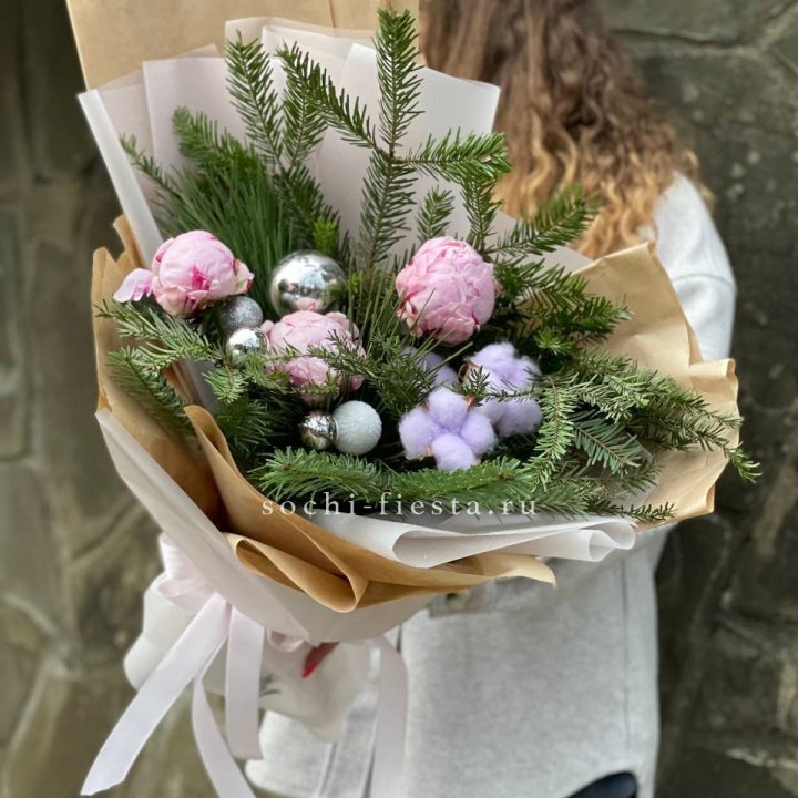 Новогодний букет с пионами  в Махачкале