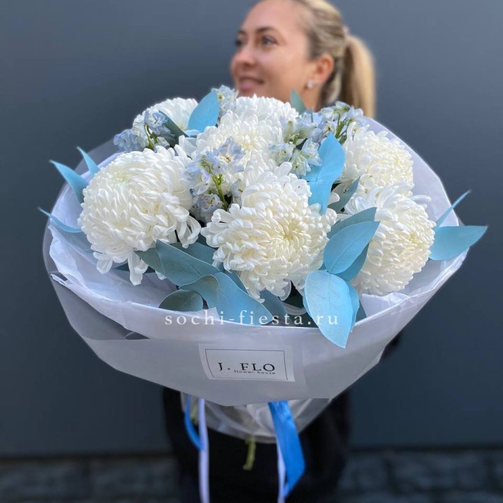 Букет хризантем Бигуди и дельфиниума  в Махачкале