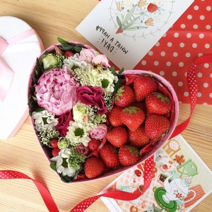 Бокс с клубникой и цветами в Махачкале