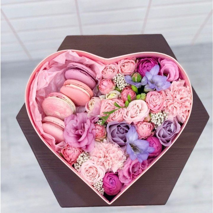 Бокс-сердце с макаронс  в Махачкале
