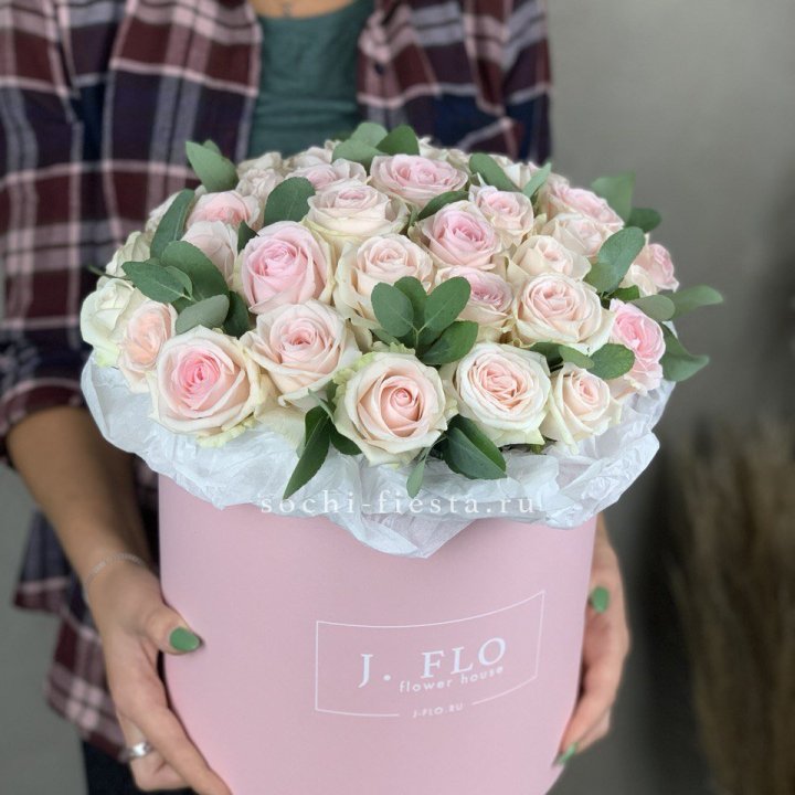 35 розовых роз в цилиндре в Махачкале