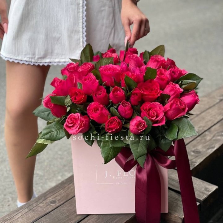 55 алых роз в кубе в Махачкале