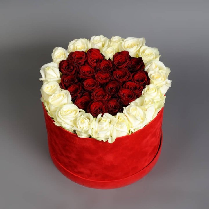 39 красных и белых роз в цилиндре в Махачкале