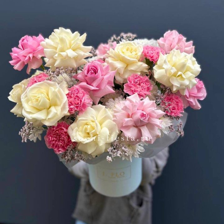 Коробка французских роз и диантусов "Бони" в Махачкале