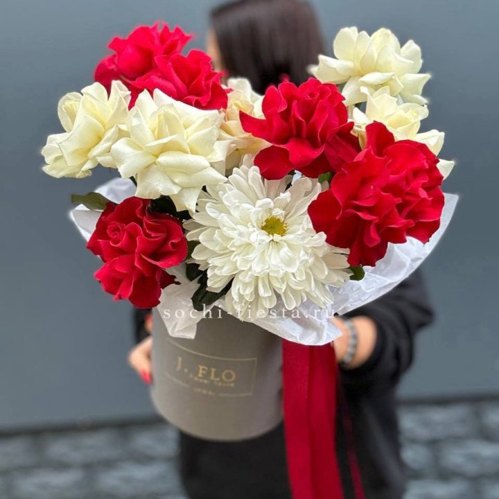 Французские розы с хризантемой в боксе в Махачкале