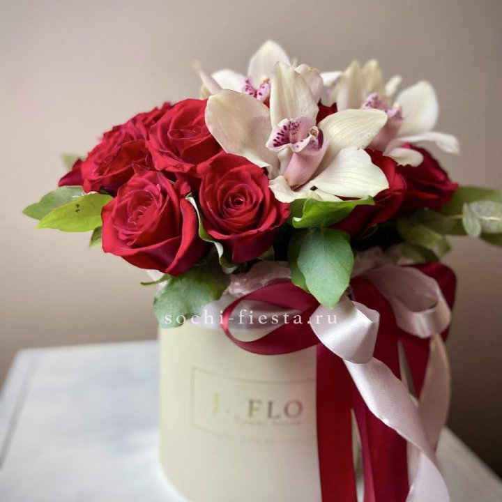 Розы и орхидеи в боксе в Махачкале