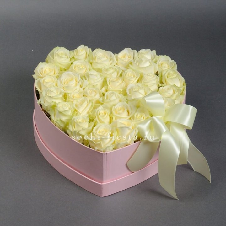 35 белых роз в коробке "Сердце" в Махачкале
