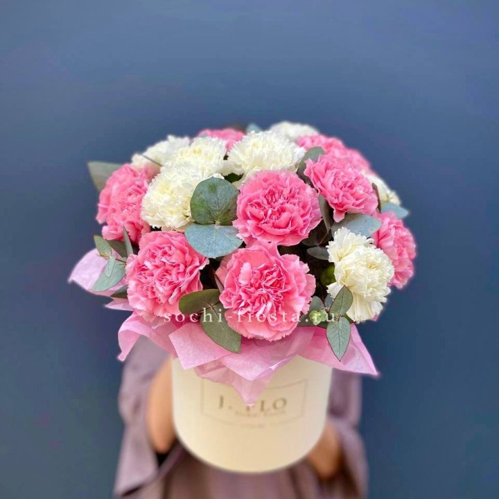 Диантусы в цилиндре в Махачкале