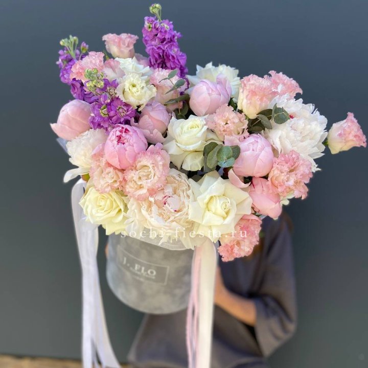 Дизайнерский цилиндр с пионами "Ривьера" в Махачкале