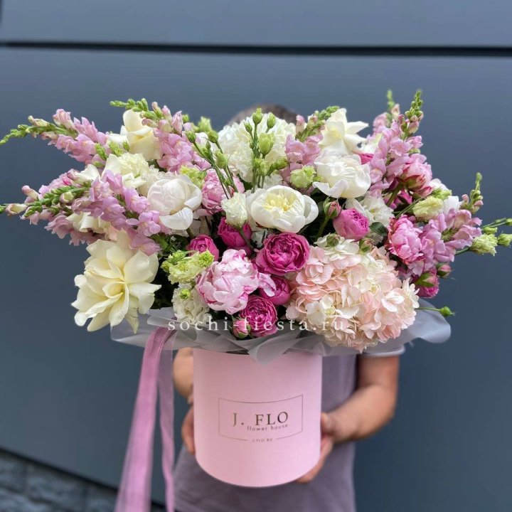 Дизайнерский цилиндр с пионами "Саманта" в Махачкале