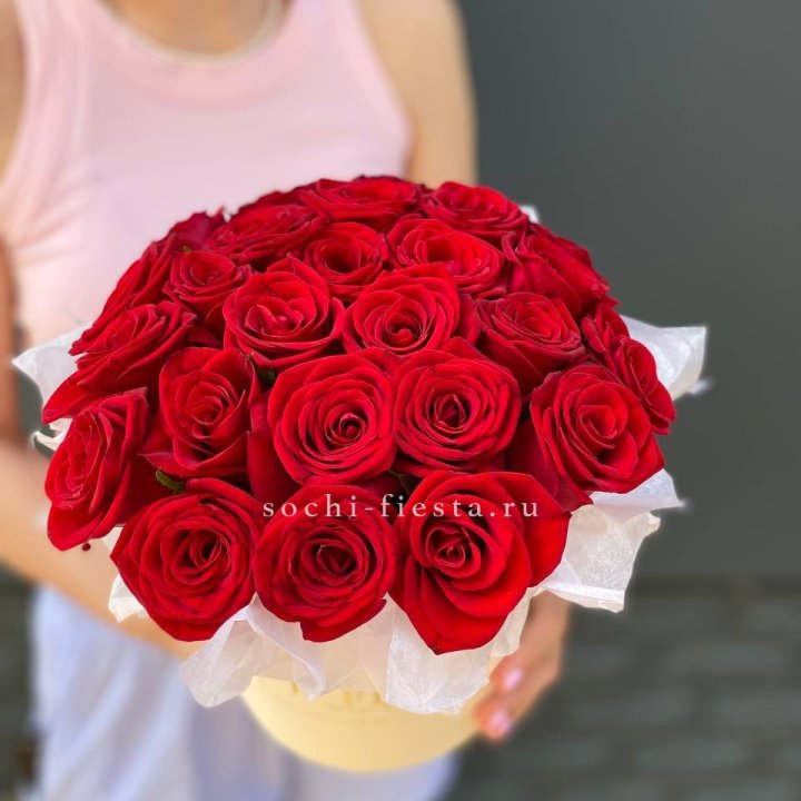 Красные розы в цилиндре в Махачкале