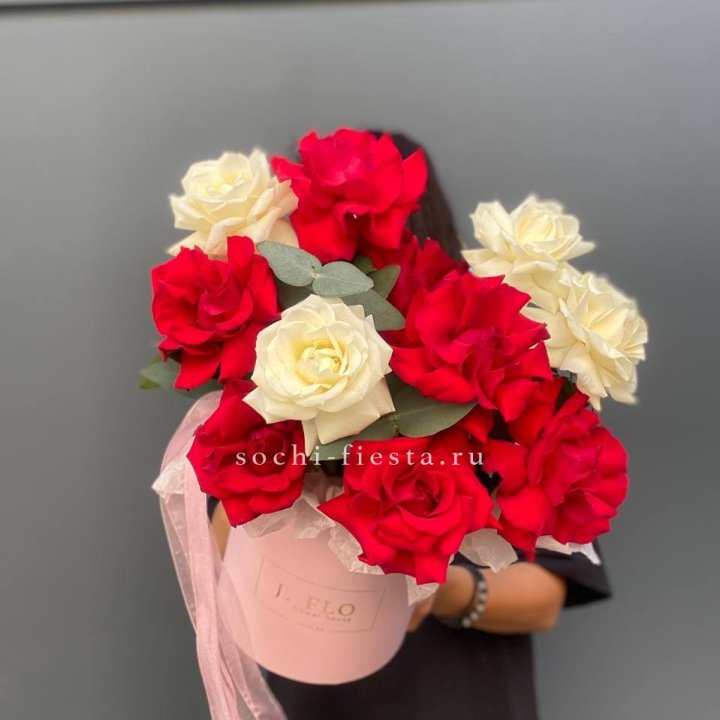 13 Французских роз в боксе в Махачкале