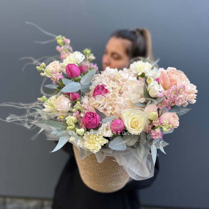 Цветочная композиция в джутовом боксе  в Махачкале