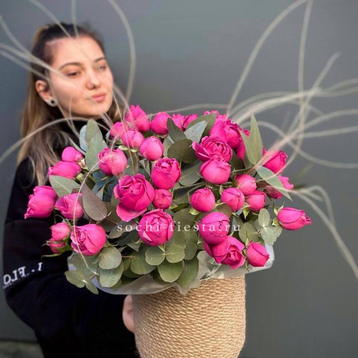 Пионовидные розы Мисти Бабблс в джутовом кашпо в Махачкале