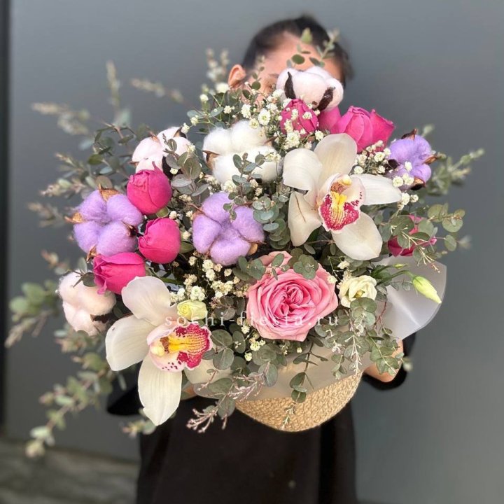 Орхидея и розы в джутовом кашпо в Махачкале