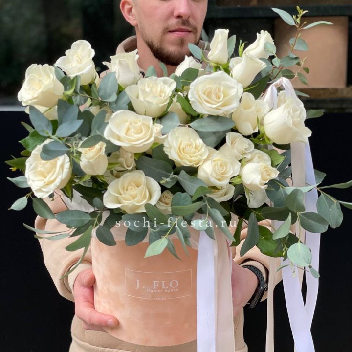 41 белая роз в бархатном боксе в Махачкале