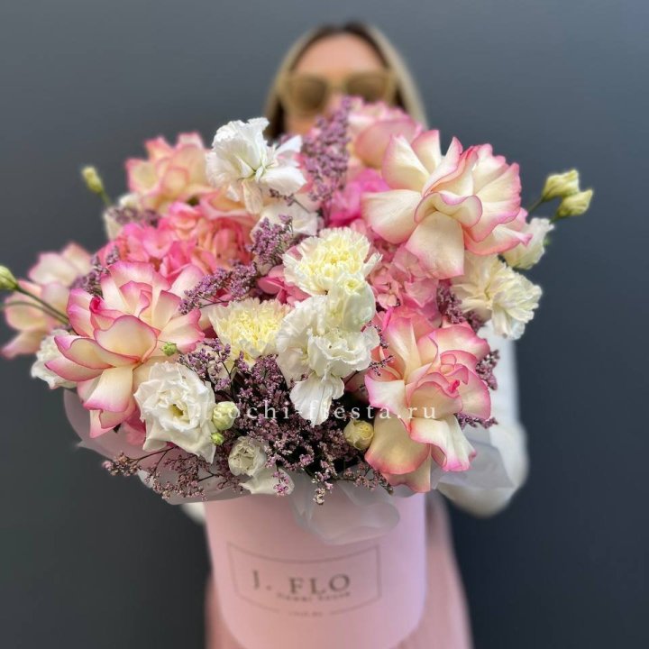 Цветочная композиция "Глория" в боксе в Махачкале