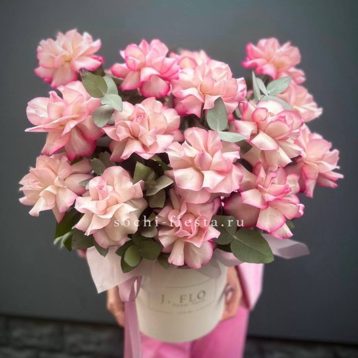 17 Французских  роз Венди в боксе в Махачкале