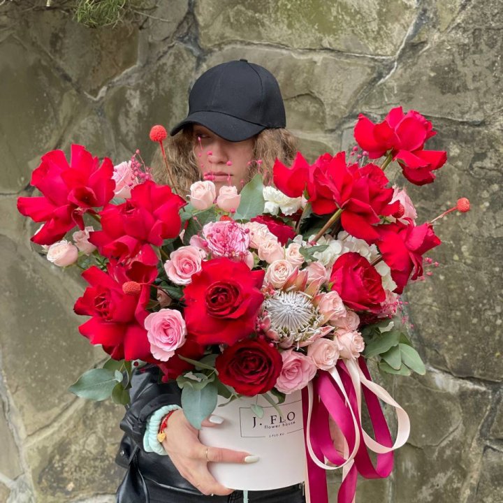 Яркий бокс "Для неё" в Махачкале