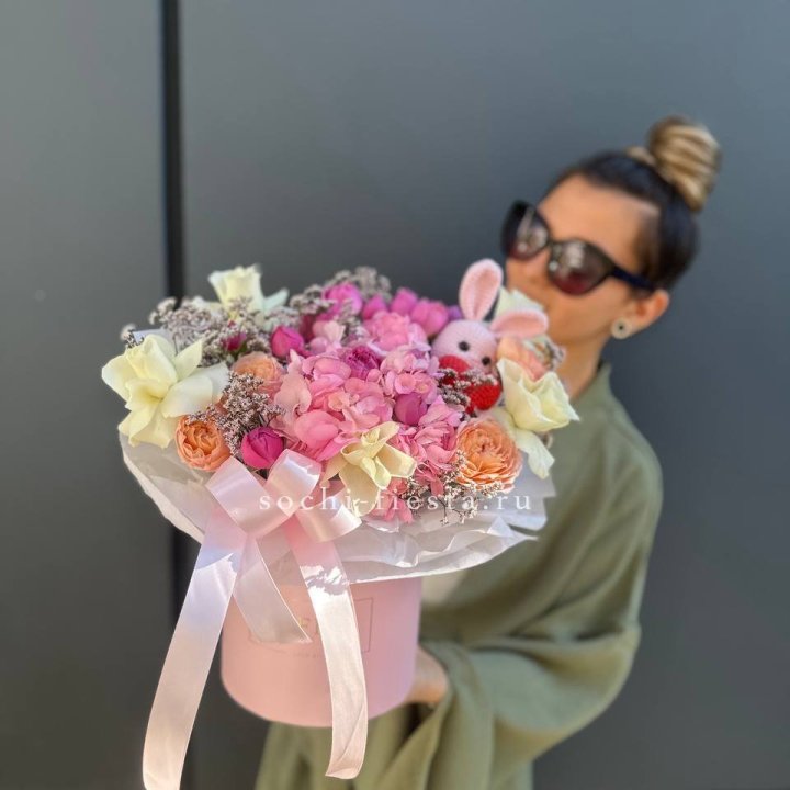 Дизайнерский цилиндр с игрушкой "Лола" в Махачкале