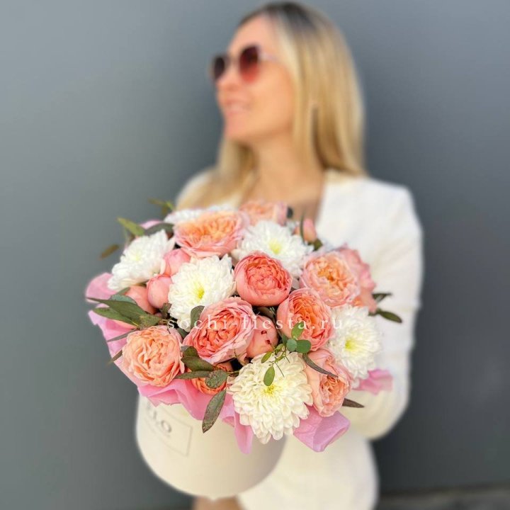 Нежная коробка с цветами в Махачкале