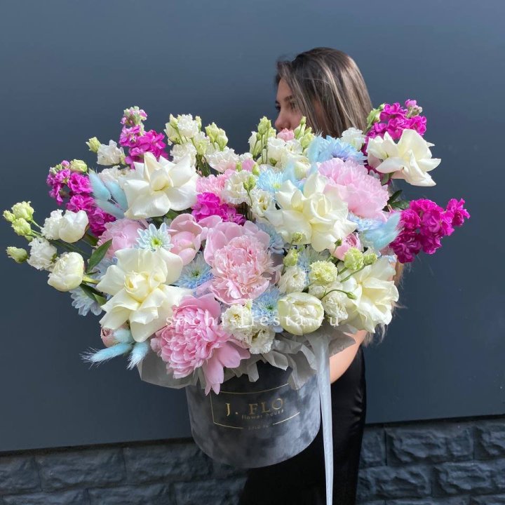 Дизайнерский цилиндр "Пионы гарден" в Махачкале