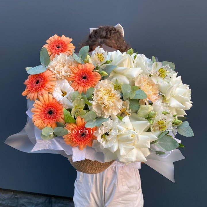 Розы и герберы в джутовом кашпо "Георгино" в Махачкале