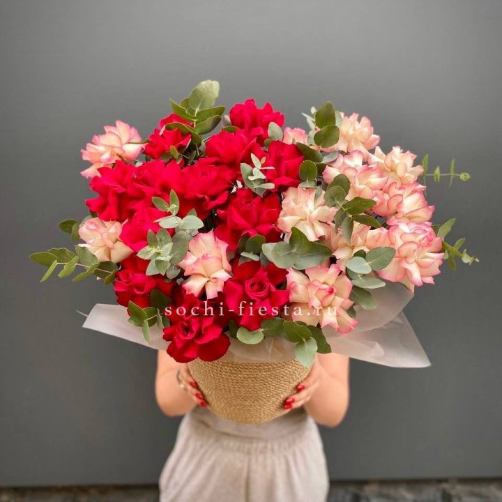 25 Французских роз в джутовом кашпо  в Махачкале