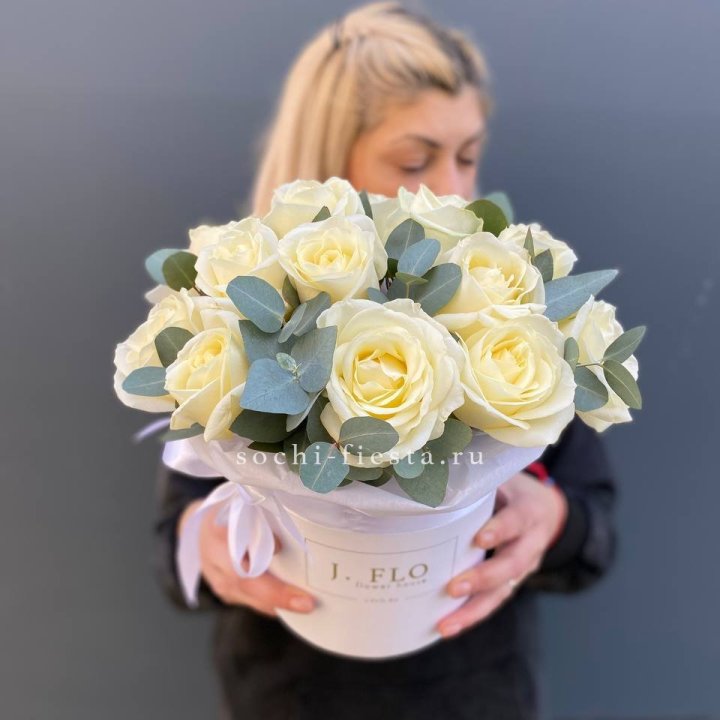 15 белых роз в боксе в Махачкале