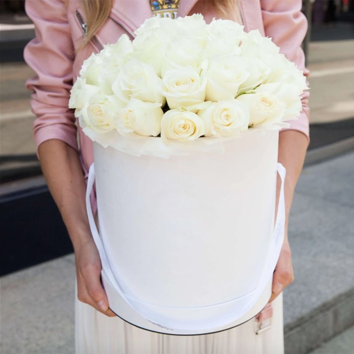 35 белых роз в цилиндре в Махачкале