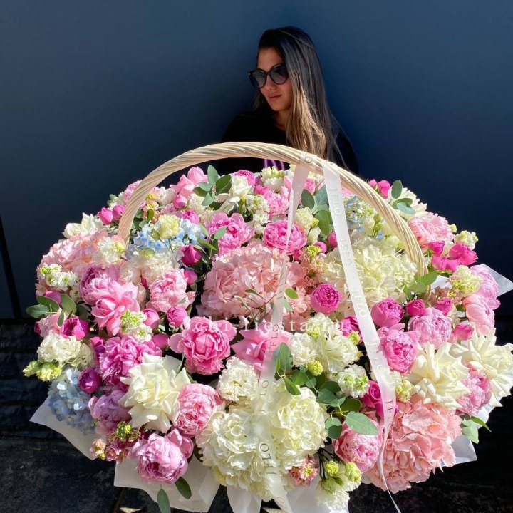 Цветочная корзина из пионов и пионовидных роз "Перфекте" в Махачкале