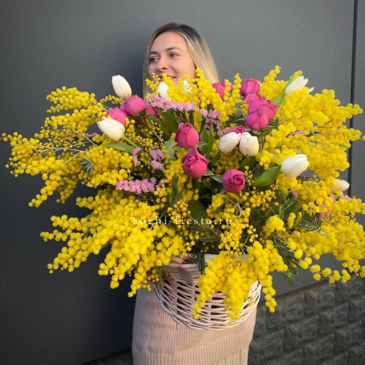 Цветочная корзина с мимозой "Спринг" в Махачкале