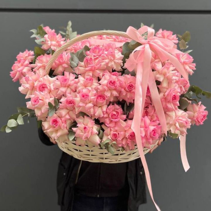 51 розовая роза в корзине в Махачкале