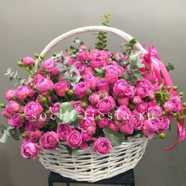 65 пионовидных кустовых роз в корзине в Махачкале
