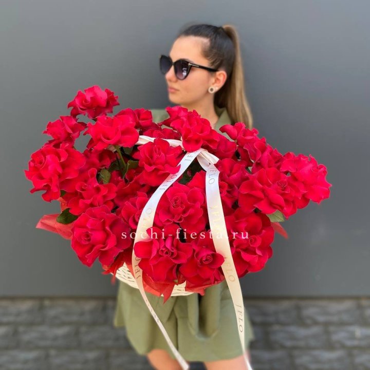 Красные французские розы в корзине в Махачкале
