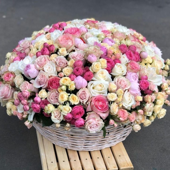 Цветочная корзина из пионов и пионовидных роз "Юниверсити" в Махачкале
