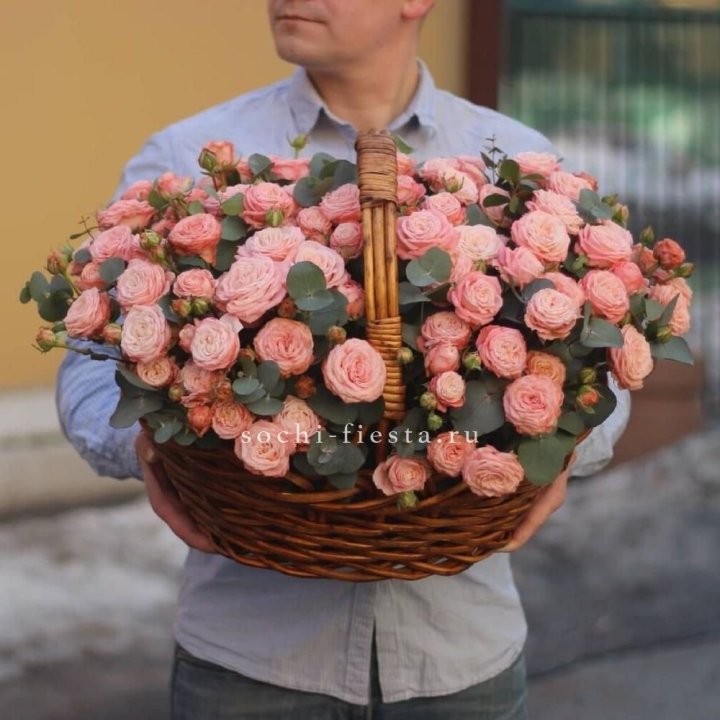 Корзина из 101 пионовидной розы в Махачкале